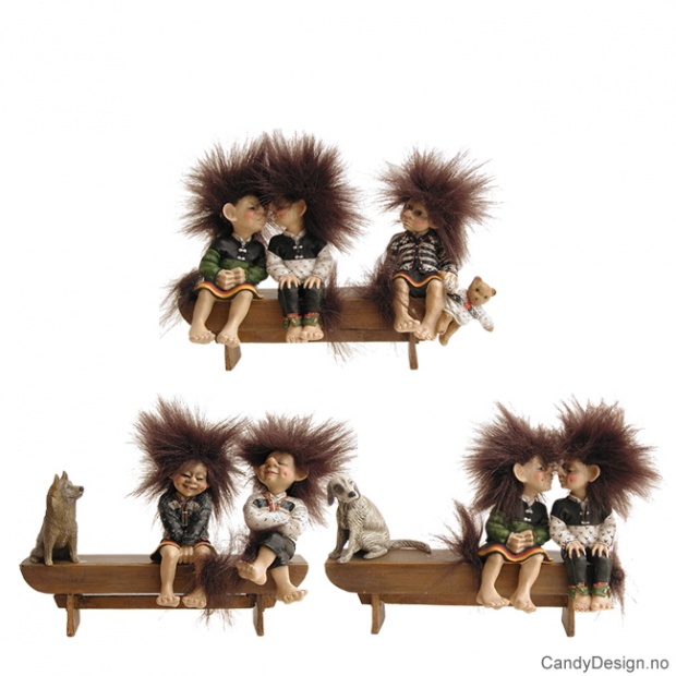 2 minitroll på langbenk