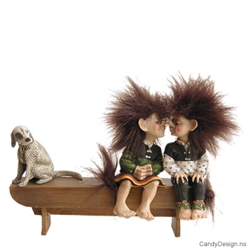 2 minitroll + fuglehund på langbenk