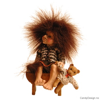 Minitroll på benk - Trollpike med Teddy på benk