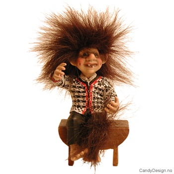 Minitroll på benk - Skrytende trollgutt på benk