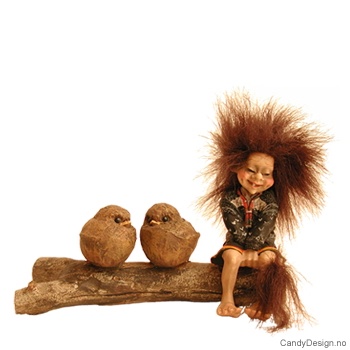 Minitroll på stubbe med fuglehund