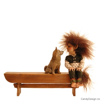 Minitroll med hund på lang benk