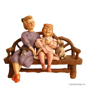 Mor med barn på benk - Lilla mor med hatt, rosa pike med hund