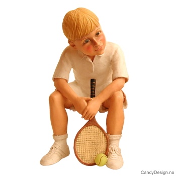 Tennis barn figur - Gutt i hvitt