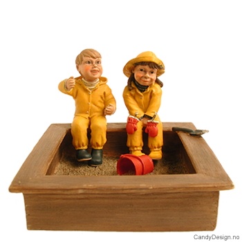 2 barnehagebarn i sandkasse - Genert pike og gutt med armene ut