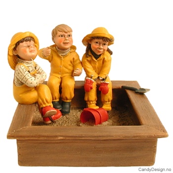 3 barnehagebarn i sandkasse - Genert pike,skrytende gutt og overlegen gutt