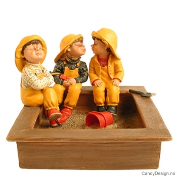 3 barnehagebarn i sandkasse - Kyssende par og overlegen gutt