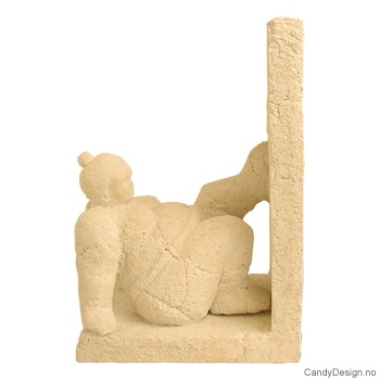 Sandsten bokstøtte skulptur sittende med fot mot støtte mot høyre