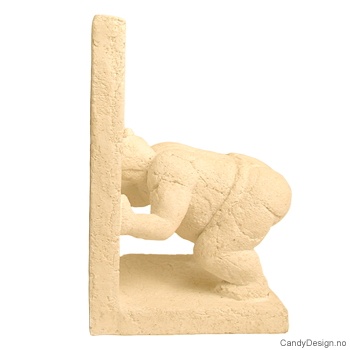 Sandsten bokstøtte skulptur stående med hode mot støtte mot venstre