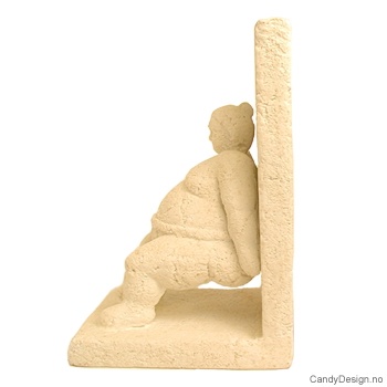 Sandsten bokstøtte skulptur med rygg mot støtte mot høyre