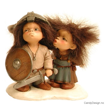 Store forelskede vikingebarn med fluffy hår i par  Viking jente prøver å kysse overlegen gutt