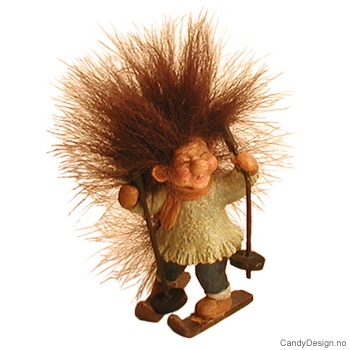 Vintertroll med fluffy hår på ski