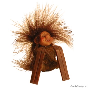 Vintertroll med fluffy hår på ski