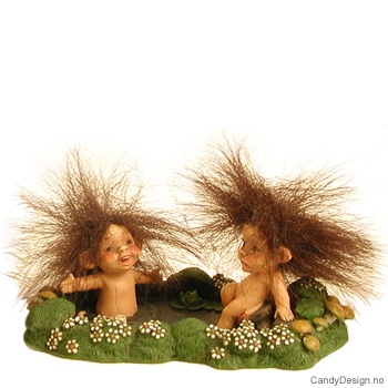 Store tablå med trollbarn med fluffy hår