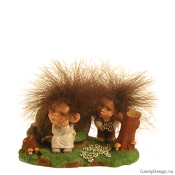 Store tablå med trollbarn med fluffy hår