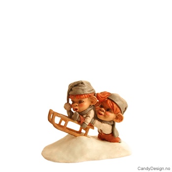 Lite tablå - vinterbarn - Gutt og jente med kjelke