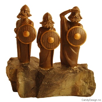 Tre moderne vikinger på stein