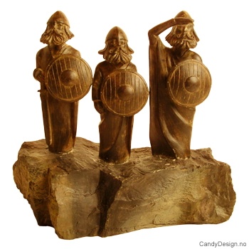 3 moderne vikinger på stein