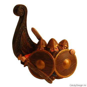 Tre vikinger i farger fremfor skipsstavnen uten horn