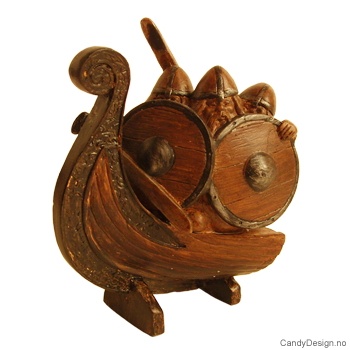 Tre vikinger om bord i skipsstaven uten horn