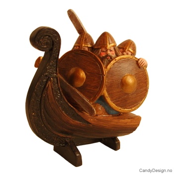 Tre vikinger i farger om bord i skipsstavnen uten horn