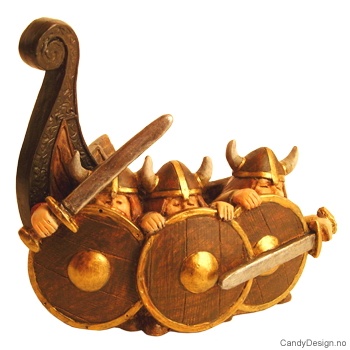 Tre vikinger fremfor skipsstavnen