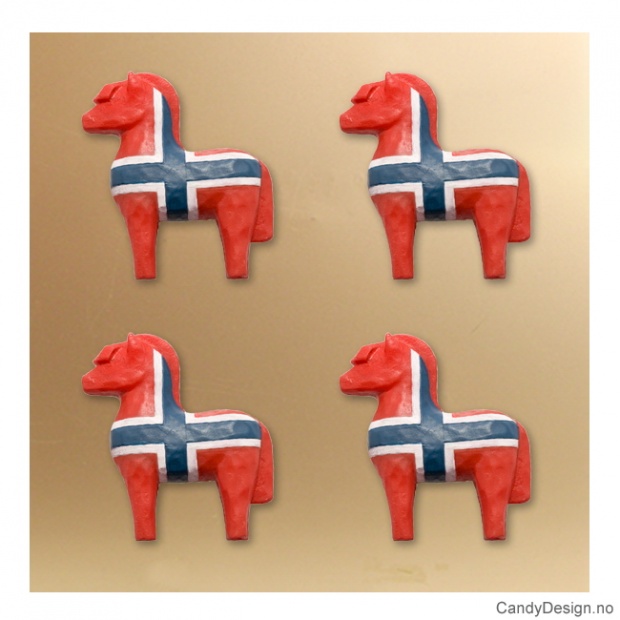 Treskåret fjording med magnet i norske farger