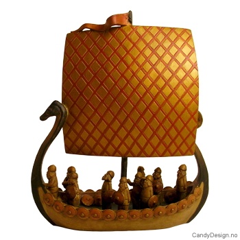 Stort vikingskip med rutete seil og mange vikinger