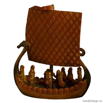 Medium vikingskip med rutete seil og mange vikinger