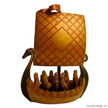 Stort vikingskip med rutete seil og mange vikinger