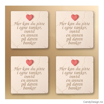 Magnetplate med rødt hjerte og tekst - Her kan du sitte i egne tankler, inntil en annen på døren banker
