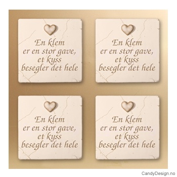 Magnetplate med hjerte og tekst - En klem er den store gave, et kyss besegler det hele