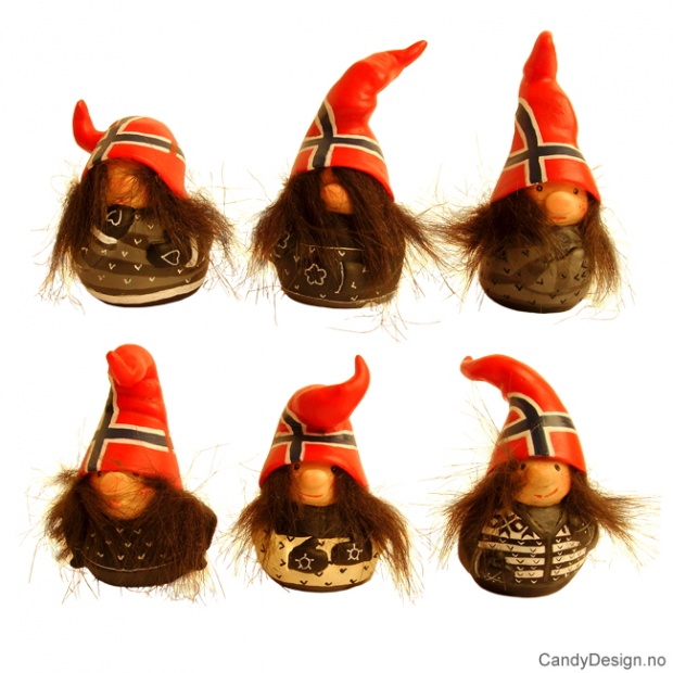 Nisse figurer med norsk flagg på luen