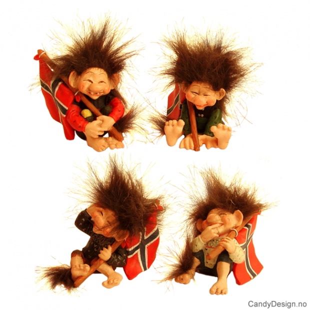Sittende troll figurer med Norsk flagg