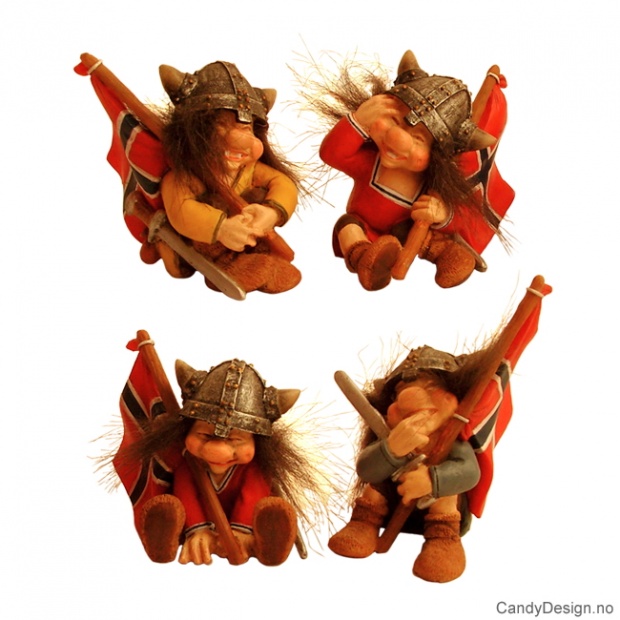 Sittende vikingetroll med Norsk flagg